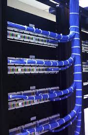 Racks 10 pulgadas con cableados para voz y datos y switchs Ethernet 100/1000 bps